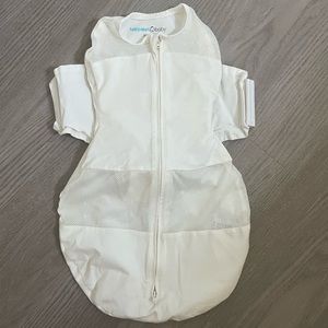 Snoo baby swaddle, size small. Only used once!